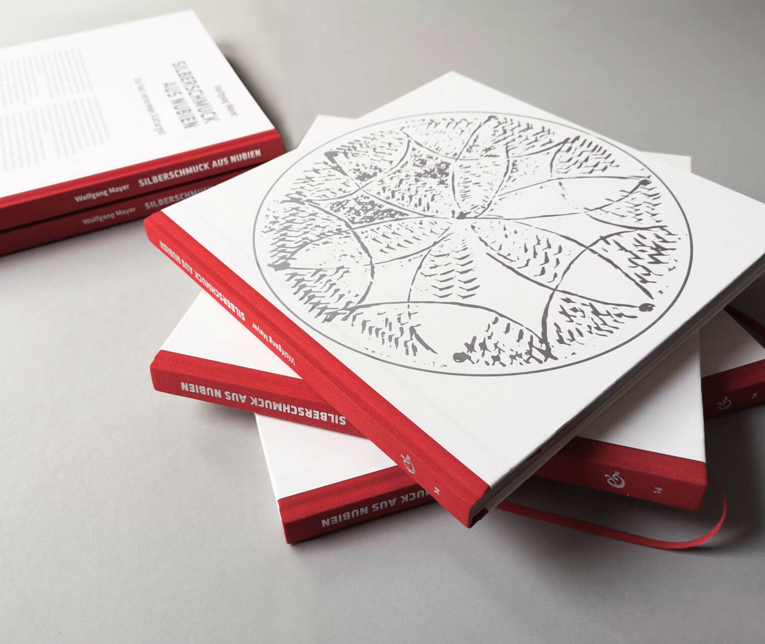 à propos kommunikation und design, 
Buchgestaltung von Susanne Puzicha für die Edition Esefeld und Traub, Umschlachgestaltung zu Silberschmuck aus Nubien, Heißfolien-Prägung von Illustration