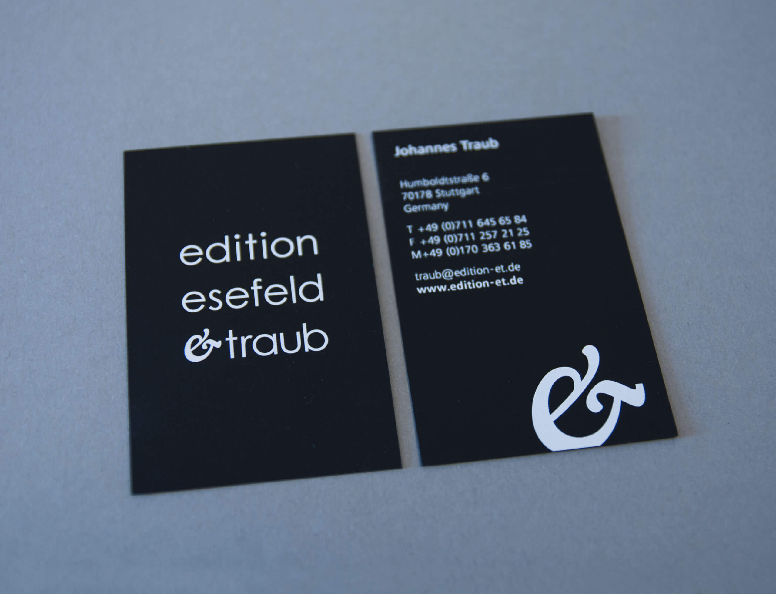 à propos kommunikation und design Gestaltung von Susanne Puzicha für die Edition Esefeld und Traub, Corporate Design, Visitenkarte mit Veredelung