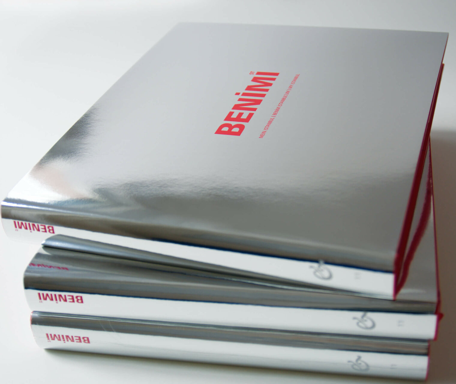 à propos kommunikation und design 
Buchgestaltung von Susanne Puzicha für die Edition Esefeld und Traub, Ansicht zu Buch BENIMIst Stadtlesebücher, Umschlaggestaltung mit Spiegelfolie